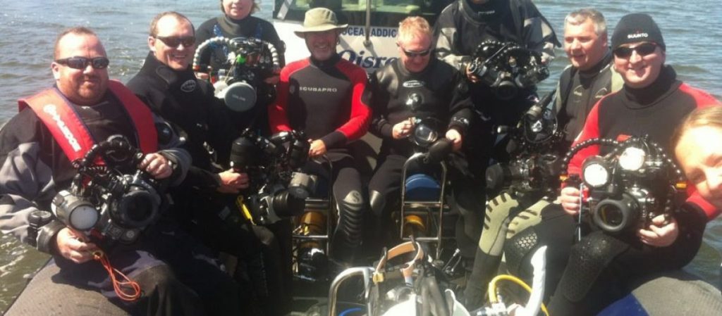 Divers head out with their SLR Cameras