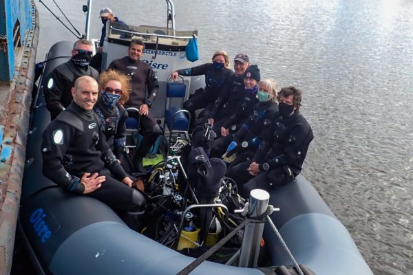 Divers ready to go diving Divers ready to go diving